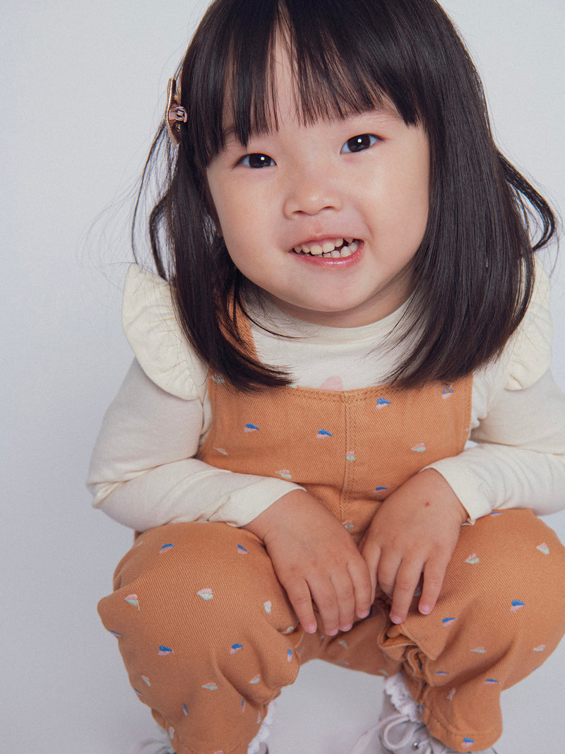 Salopette en twill "caramel" à broderies cœurs pour bébé fille