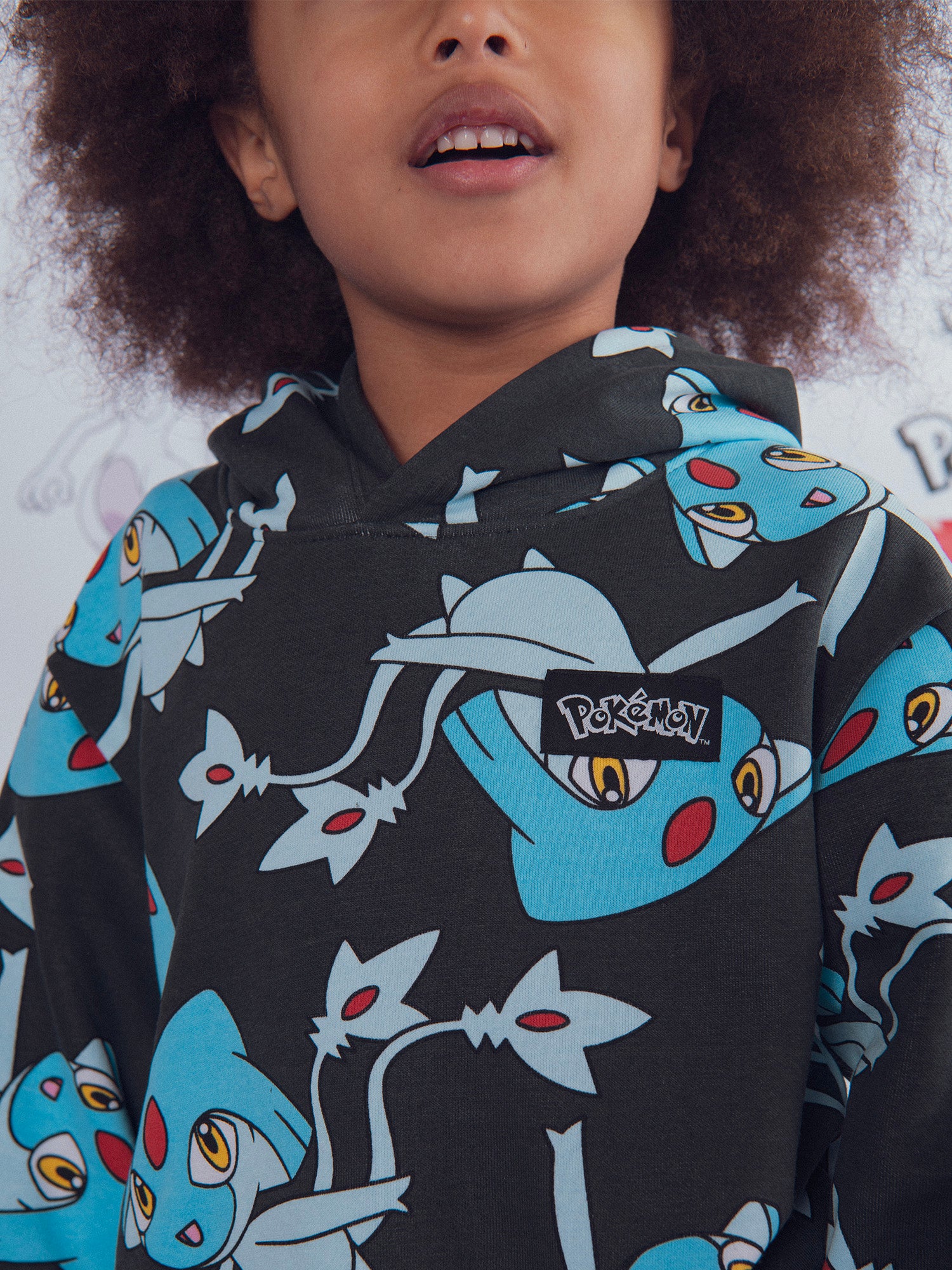 Sweat gris imprimé Pokémon Créhelf et Créfadet