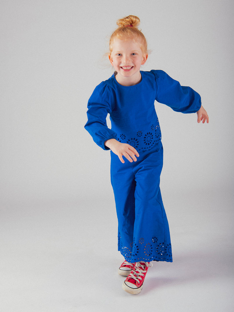 Pantalon bleu à broderie anglaise pour fille