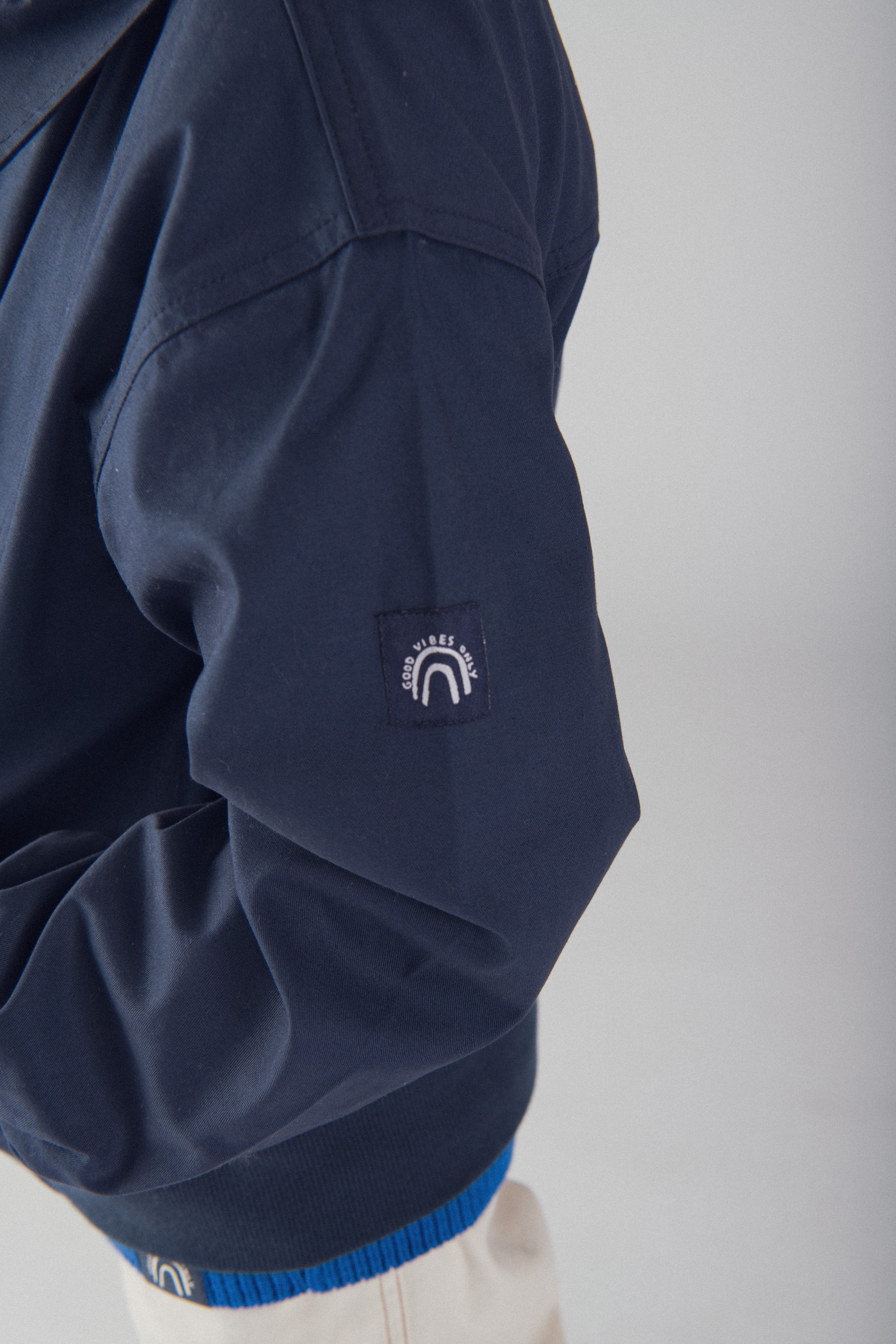 Veste bleu foncée à poches pour garçon