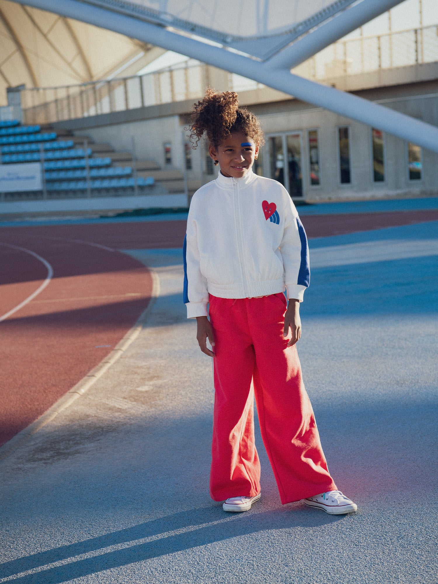 Pantalon rouge en molleton à bandes colorées pour fille