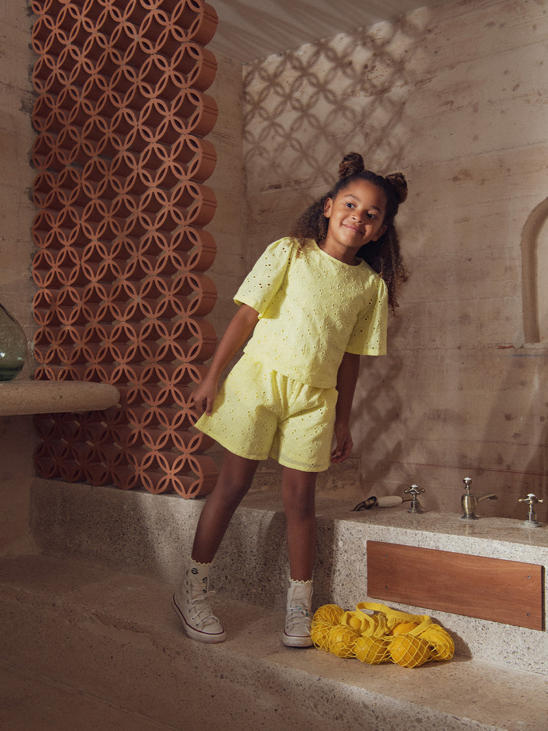 Blouse jaune pâle en broderie anglaise pour fille