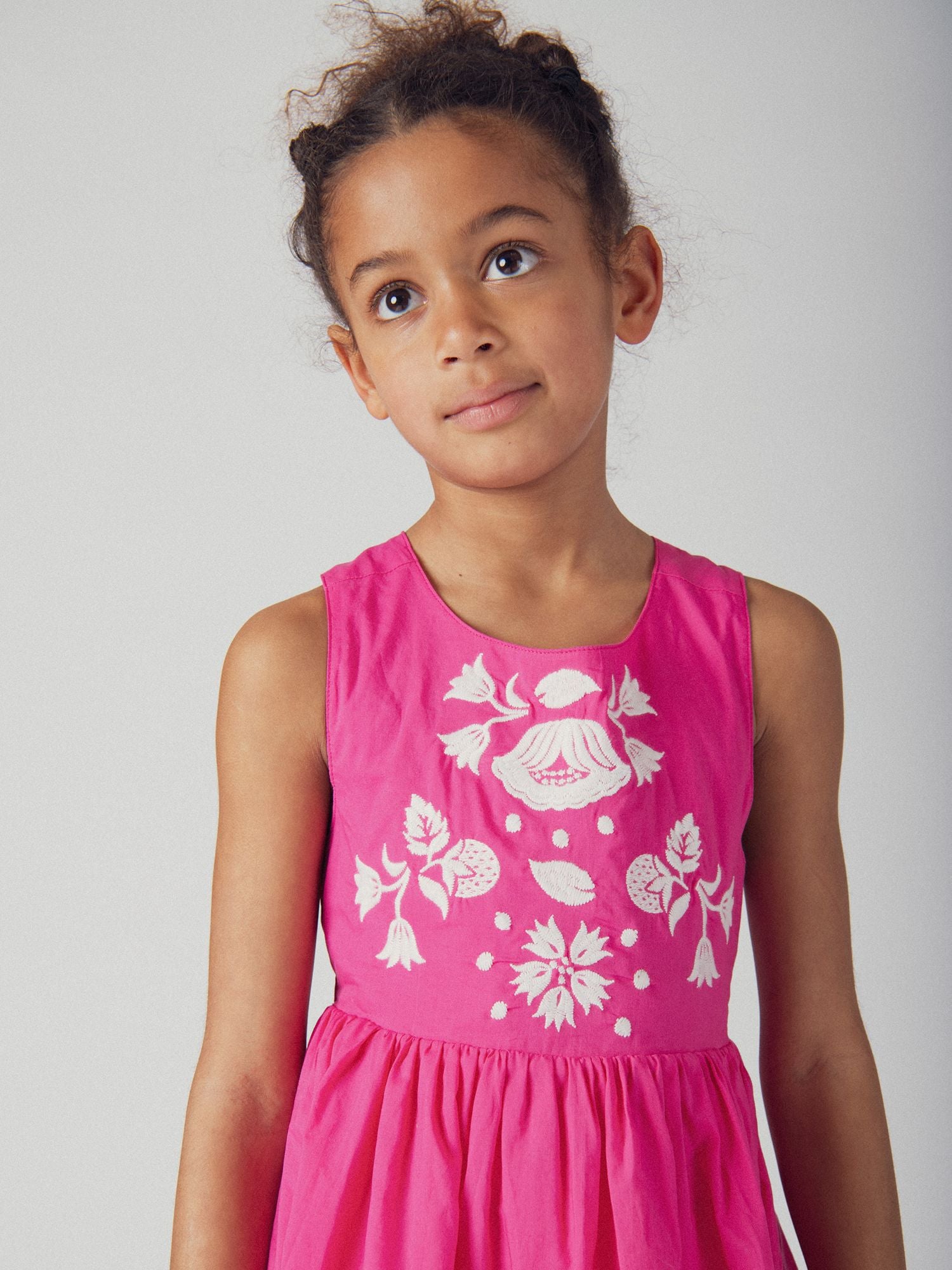 Robe rose à broderies florales pour fille