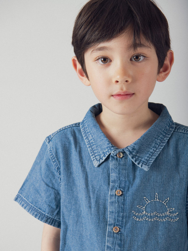 Chemise en denim bleue broderie soleil pour garçon