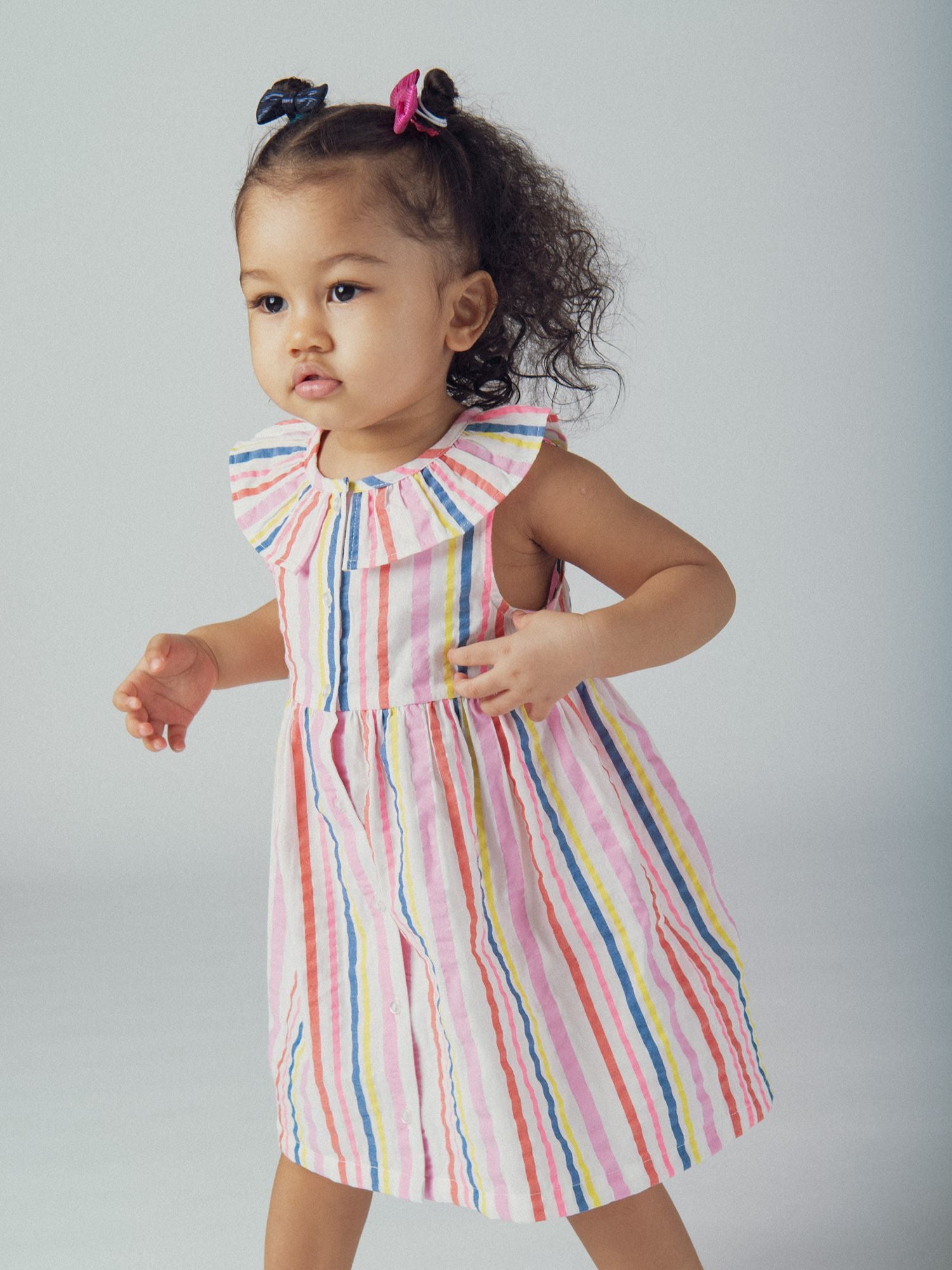 Robe à rayures multicolores et col volanté pour bébé fille