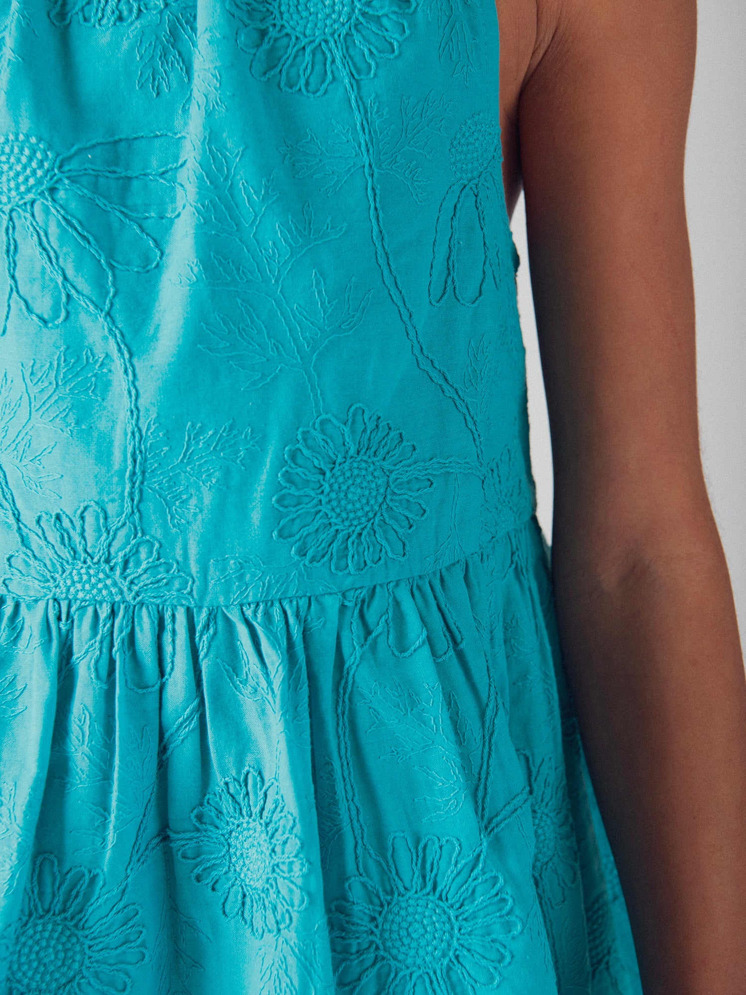 Robe bleue entièrement brodée pour fille