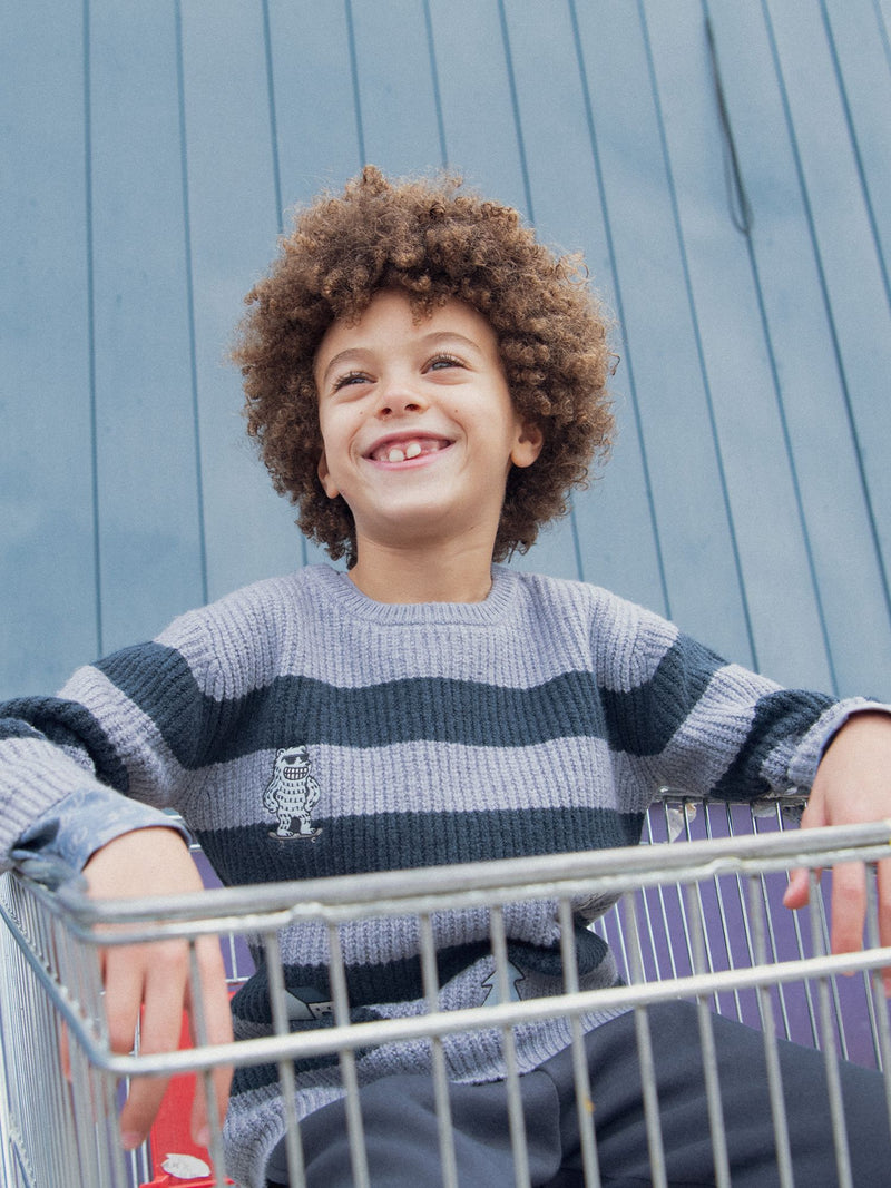 Pull bleu à rayures et patchs brodés pour garçon