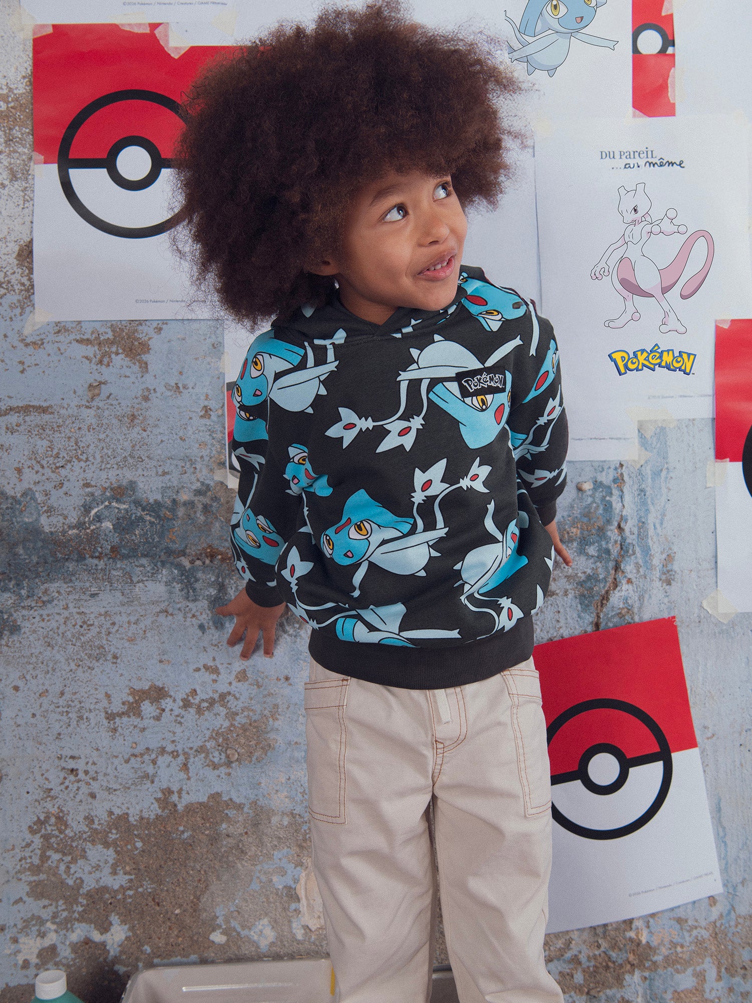 Sweat gris imprimé Pokémon Créhelf et Créfadet