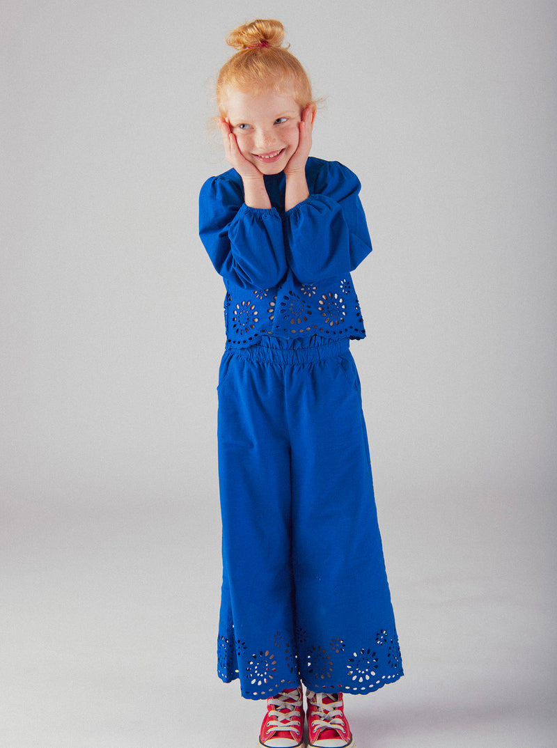 Chemisier bleu à broderie anglaise pour fille