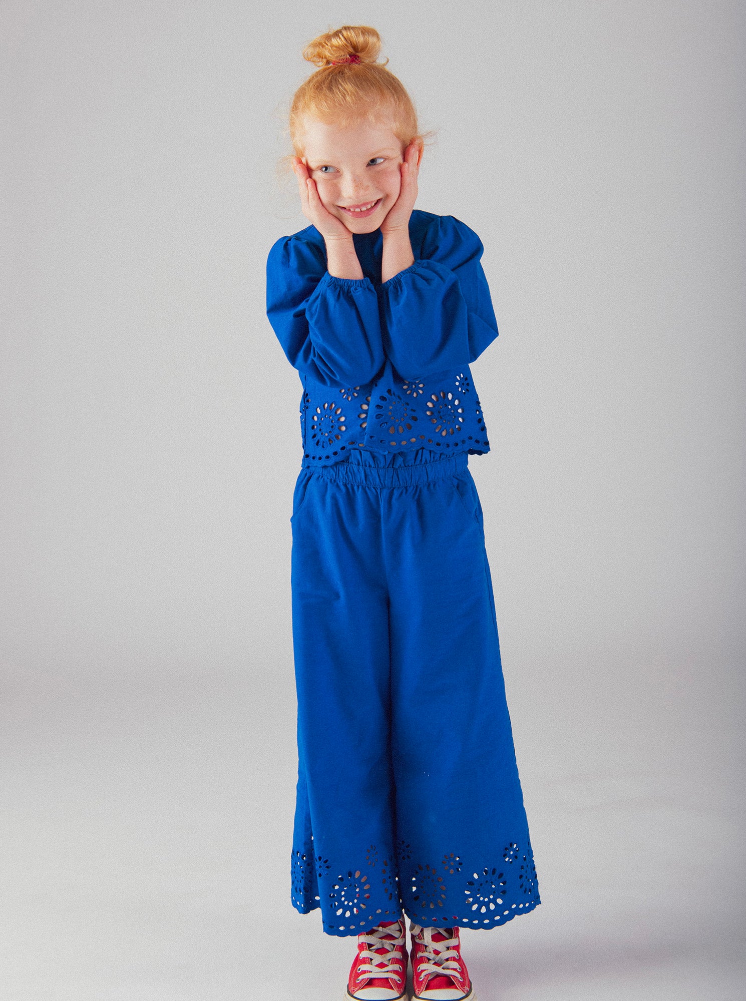 Chemisier bleu à broderie anglaise pour fille