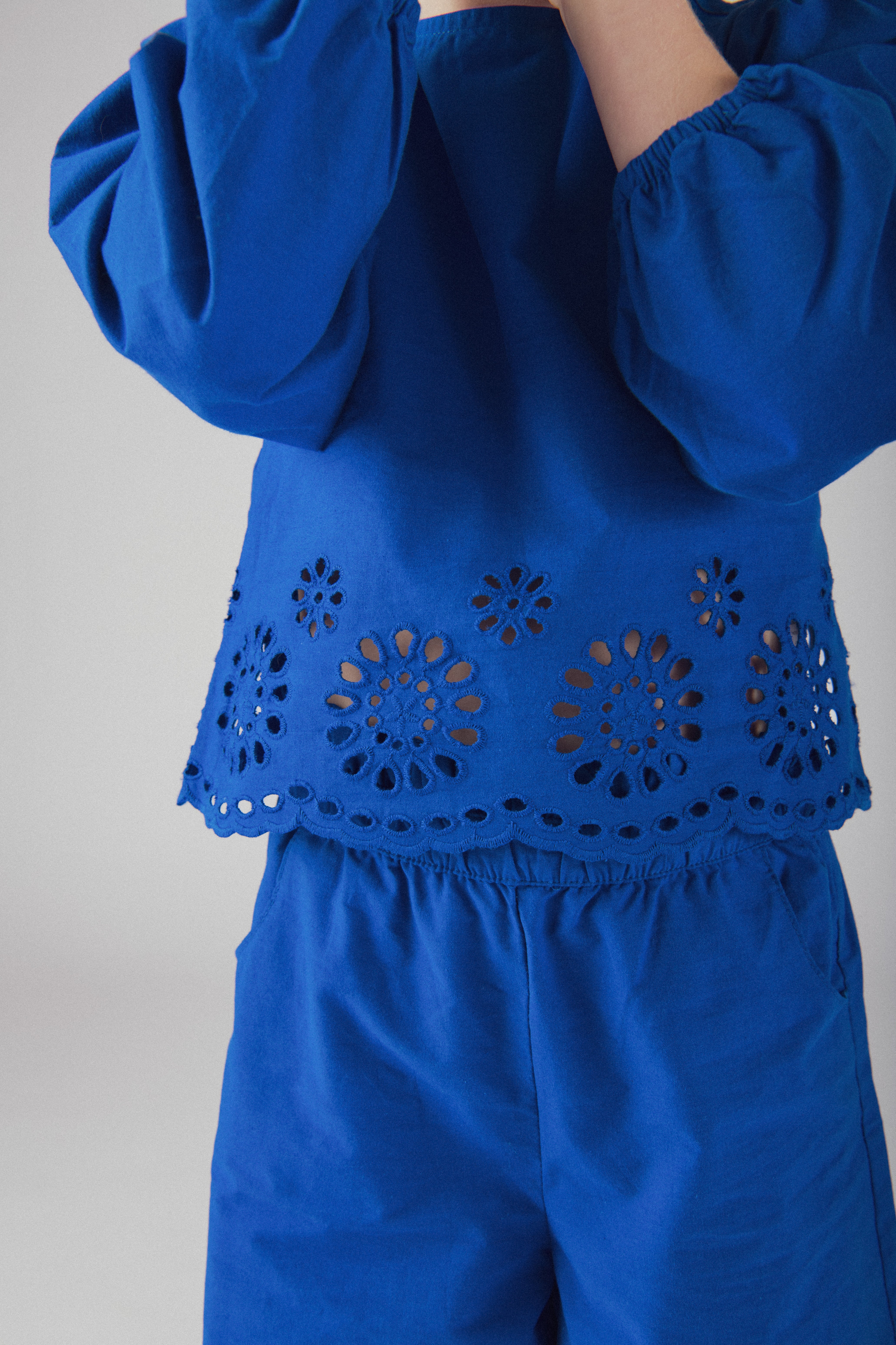 Chemisier bleu à broderie anglaise pour fille