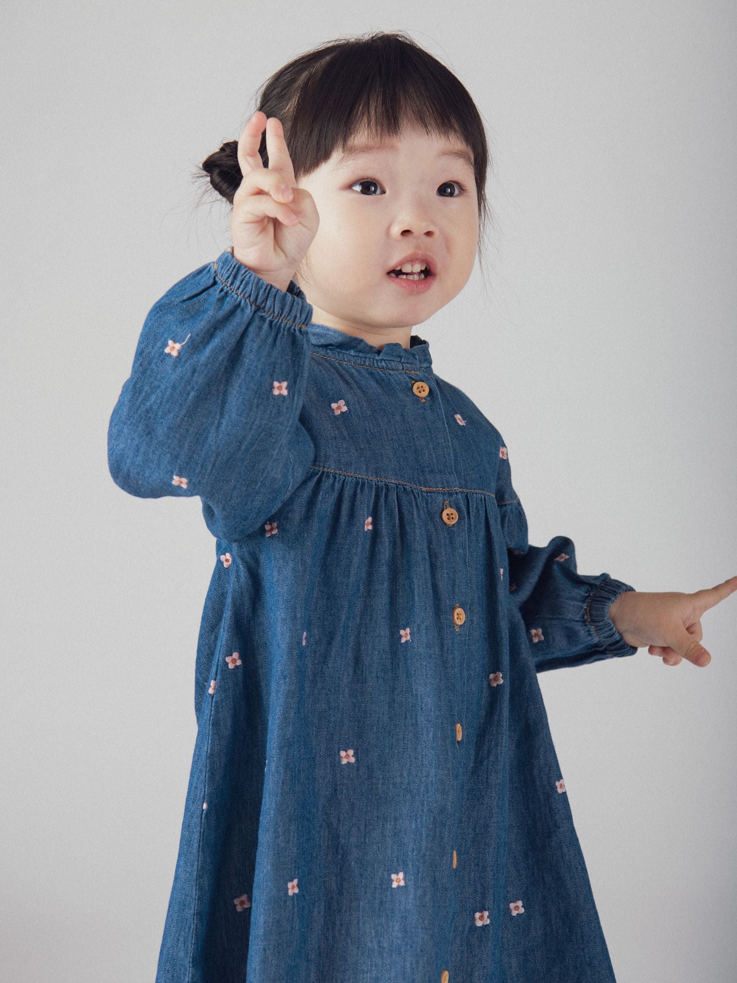 Robe en denim léger à broderies fleurs pour bébé fille
