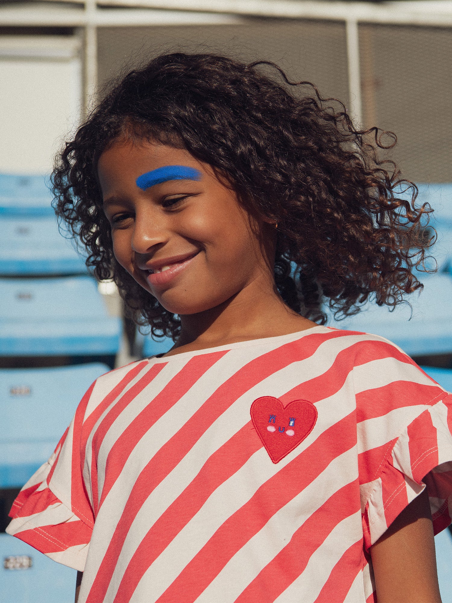 T-shirt rose rayé manches courtes avec badge pour fille