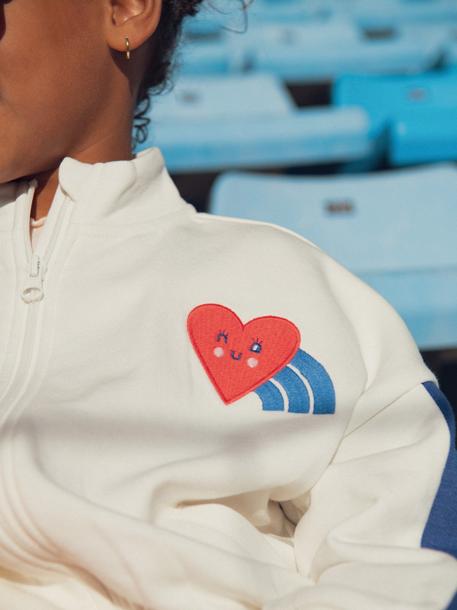 Cardigan écru zippé avec badge poitrine pour fille