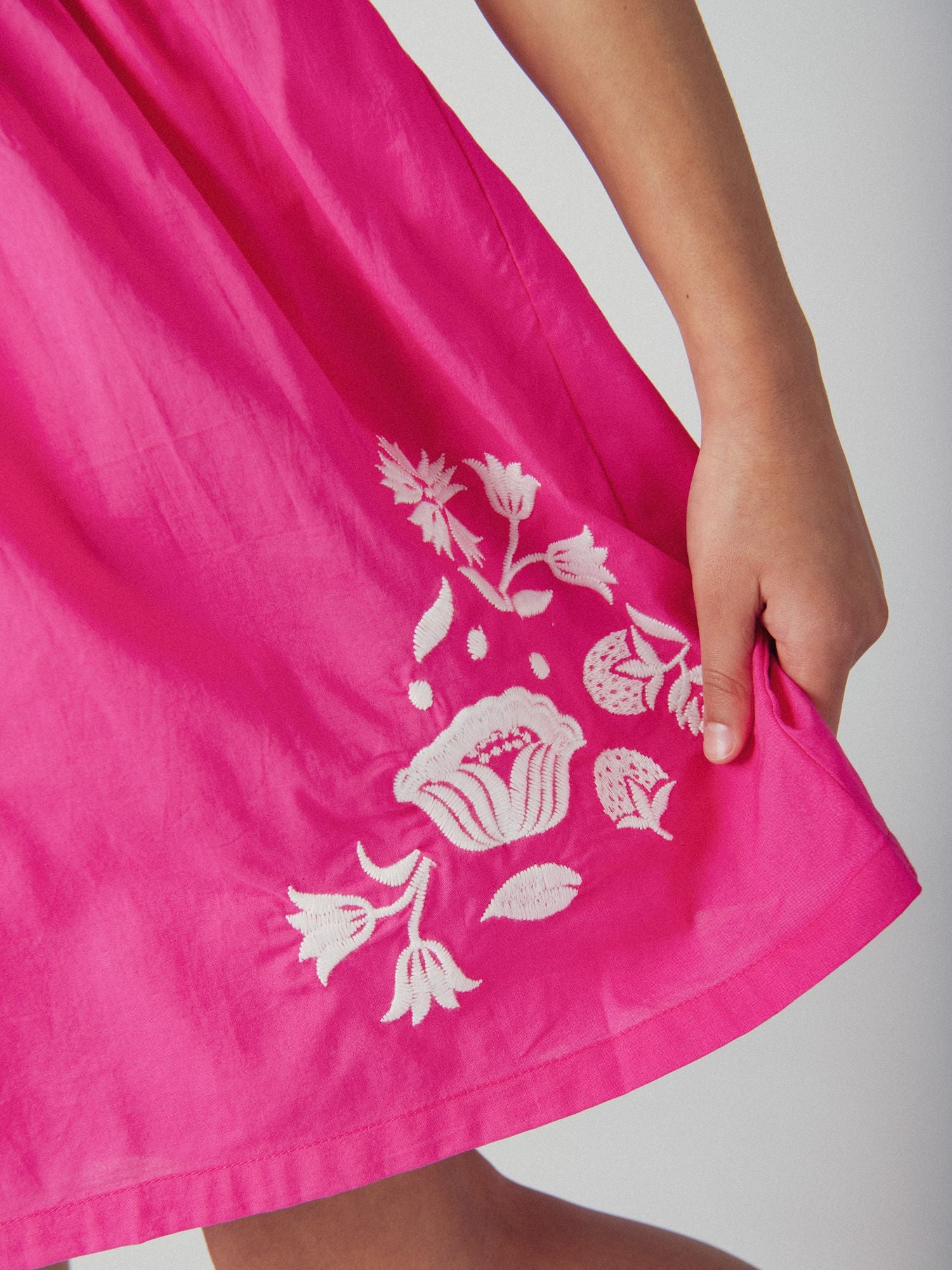 Robe rose à broderies florales pour fille