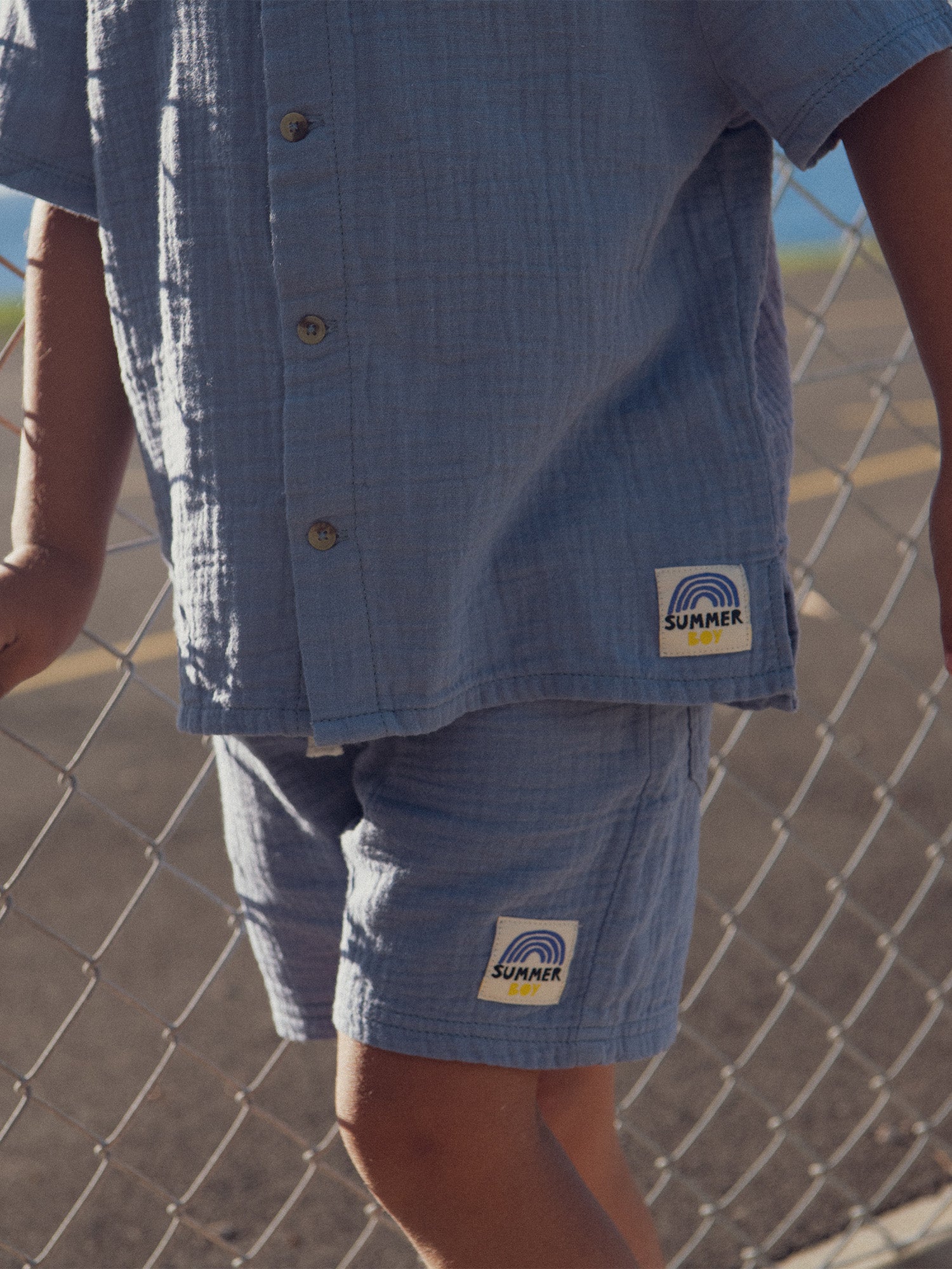 Chemise bleue étiquette fantaisie pour garçon