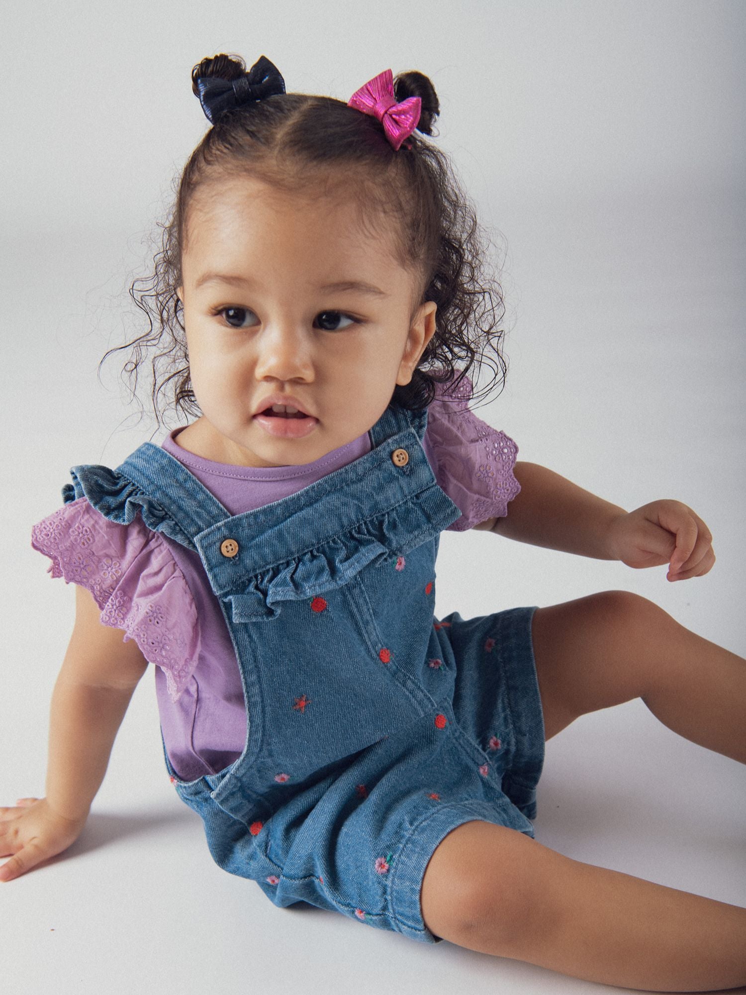 Salopette à volant courte en denim avec broderie "floral" et "fruité" pour bébé fille