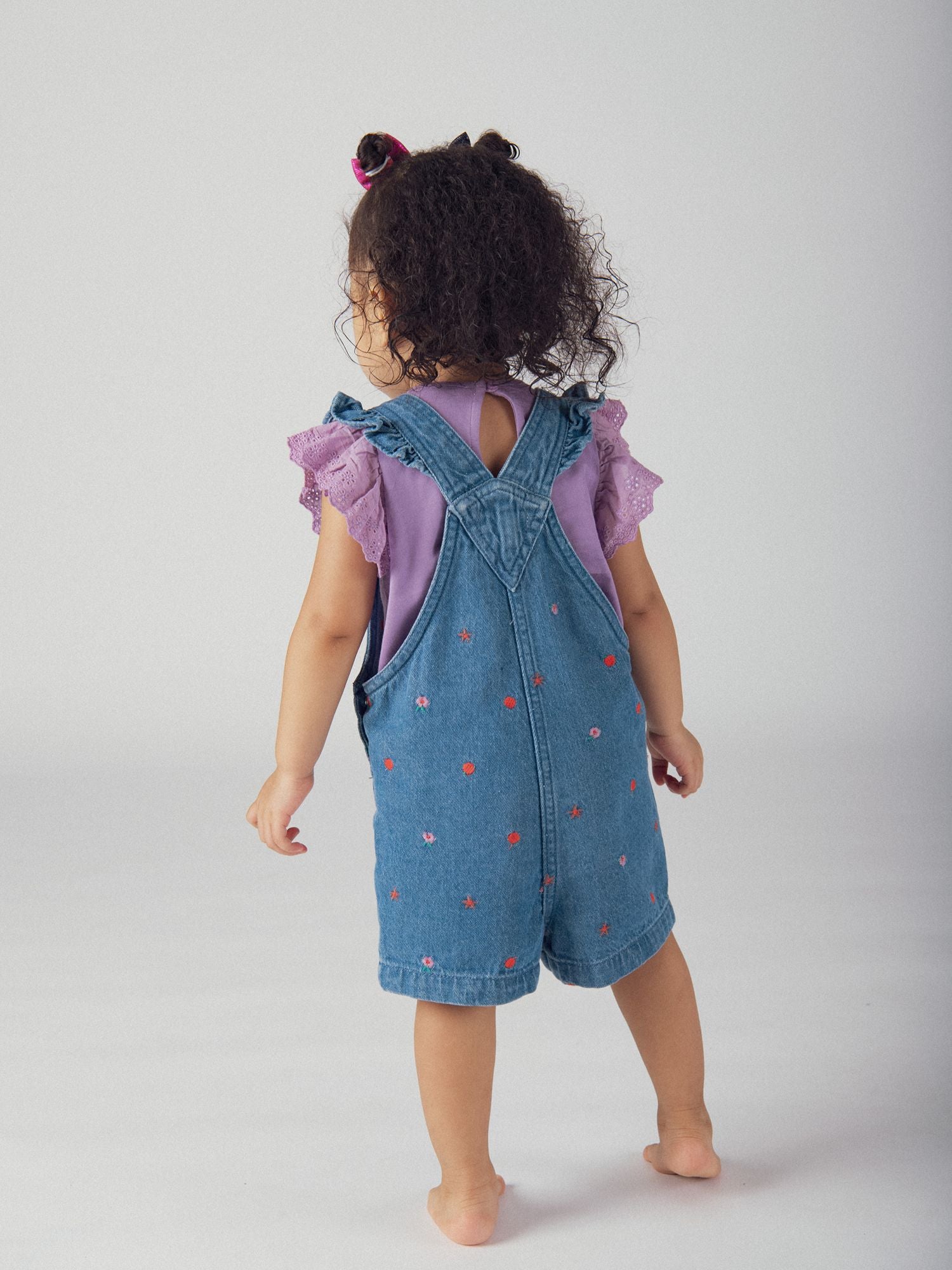 Salopette à volant courte en denim avec broderie "floral" et "fruité" pour bébé fille
