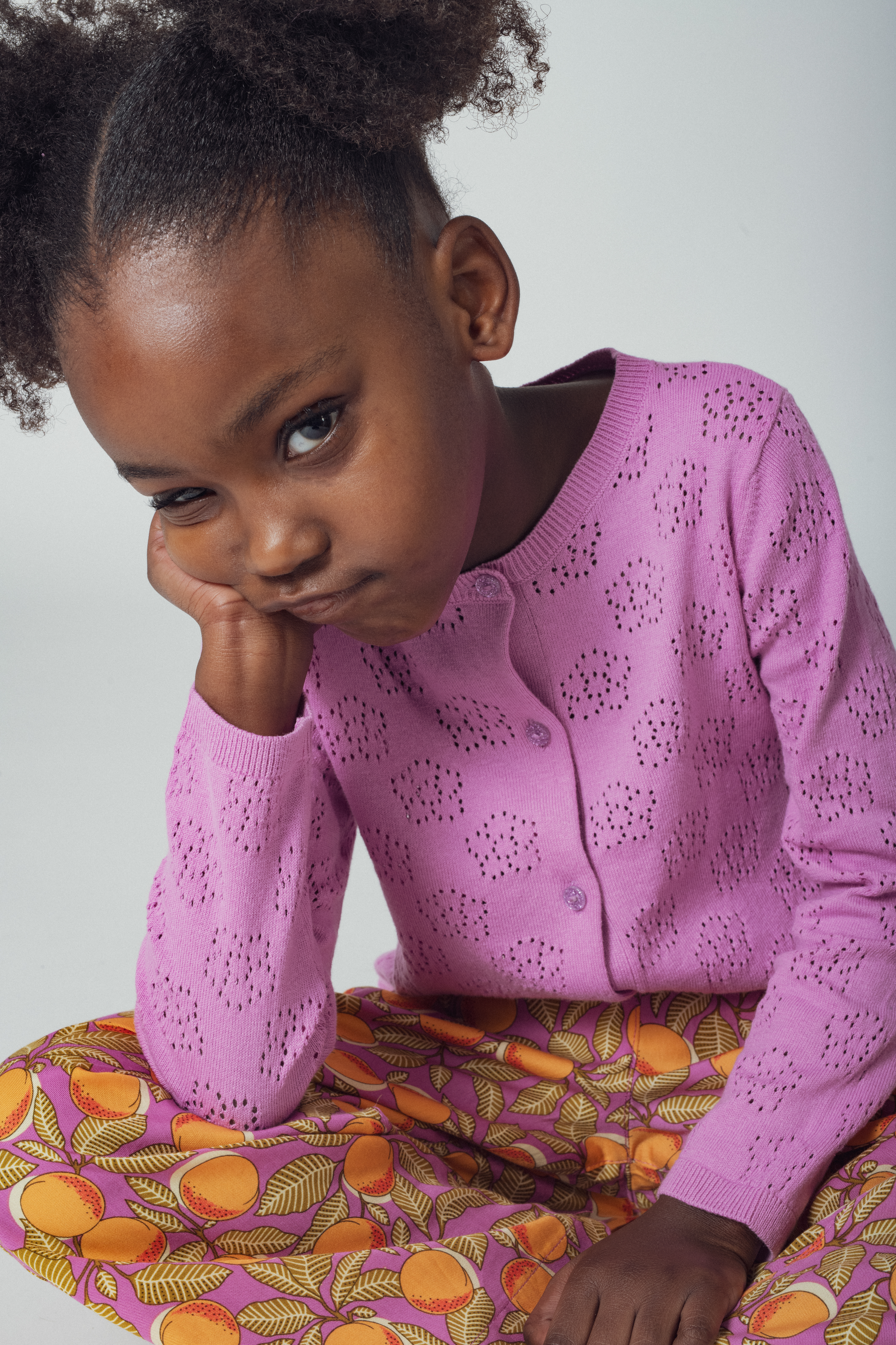 Cardigan violet en maille ajourée motif fleur