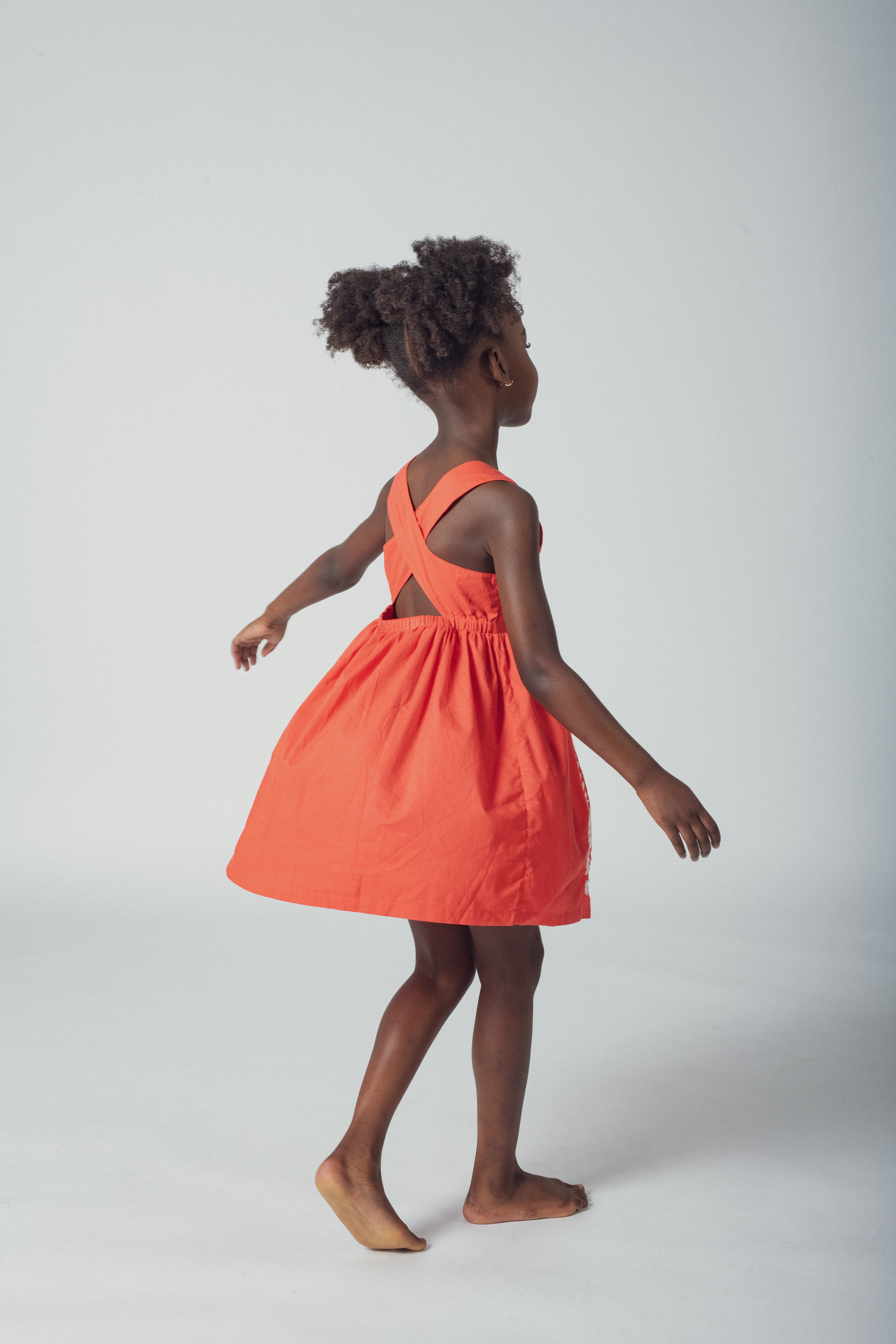 Robe orangée brodée croisée dans le dos